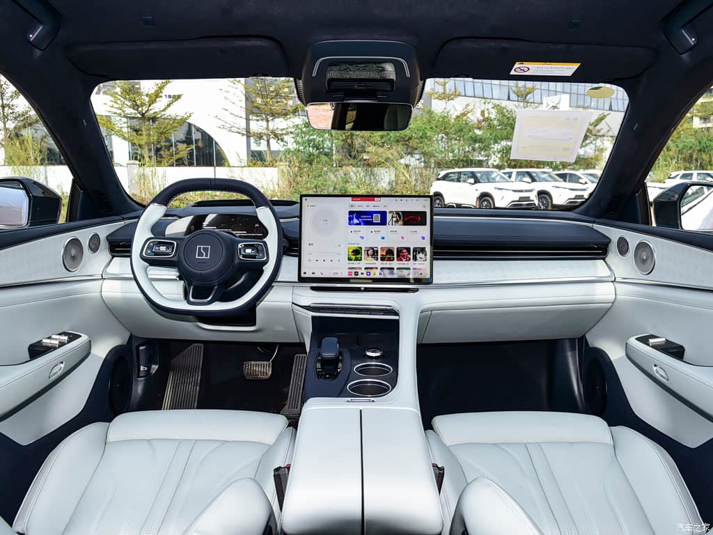 2026 Zeekr 001 — Centre screen